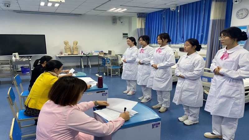 小标题：月嫂服务的重要性